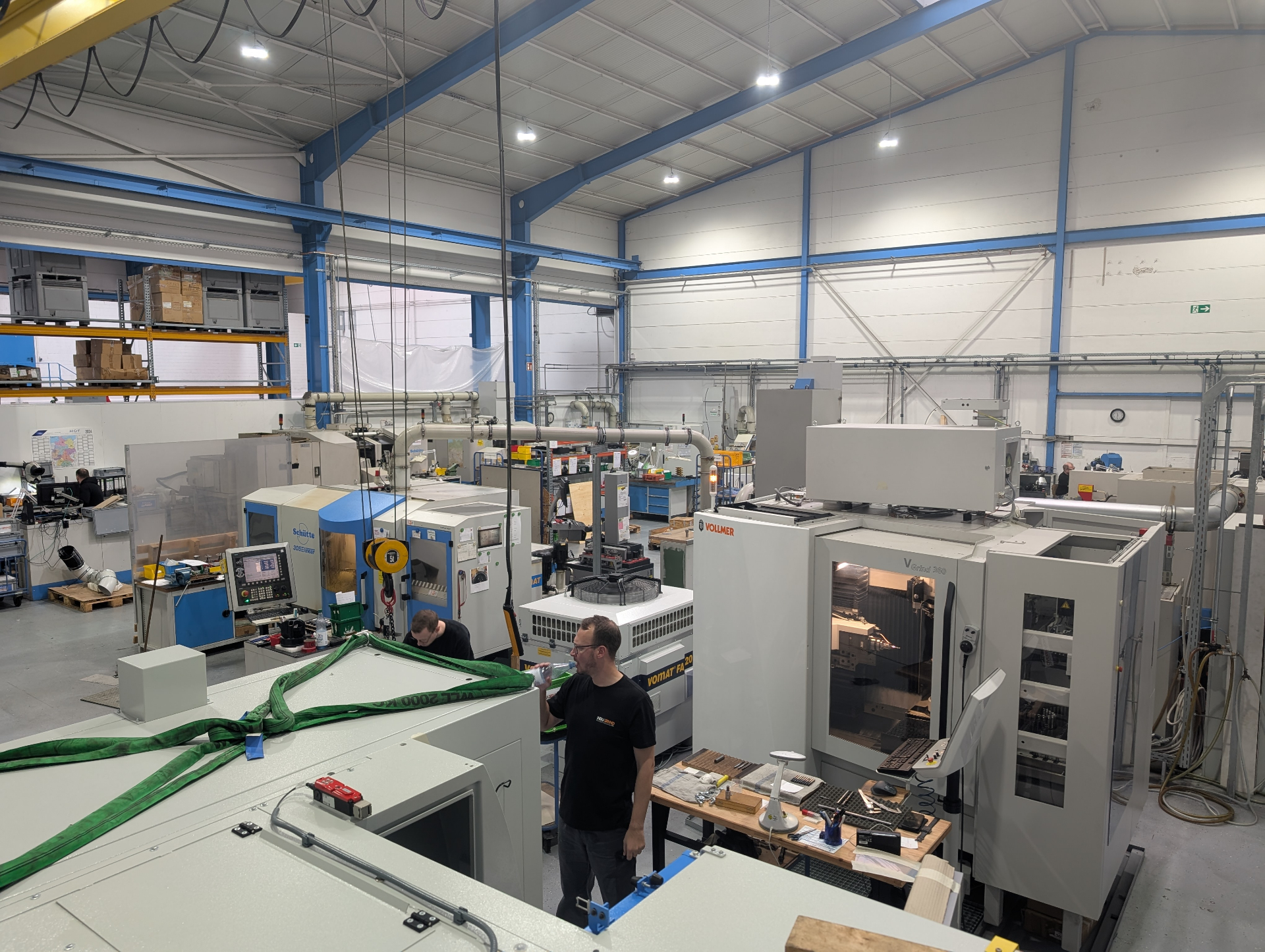Produktionshalle mit 5-Achs CNC-Bearbeitungszentren